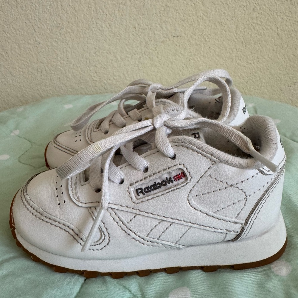 Reebok White Toddler Classic Sneakerss size 5